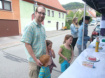 Philipp Knöpfler mit seinen Kindern und Leonie Schuler