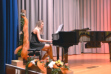 Chorleiterin der 'Klangfarben' Leonie Schuler am Klavier 