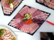 Am  Buffet, sehr liebevoll und künstlerisch angerichtet jede Menge Wurst und Schinken