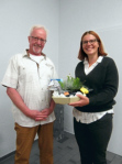 Beate Knöpfler überreicht das Geburtstagsgeschenk vom Chor