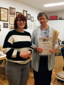 Beate Knöpfler gratuliert Sopranistin Angela Flad für 50 Jahre aktives Singen