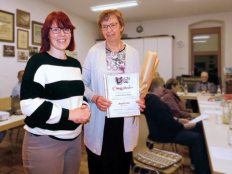 Beate Knöpfler gratuliert Sopranistin Angela Flad für 50 Jahre aktives Singen
