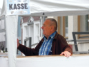 Hans Golsolitsch bewacht den Bierstand