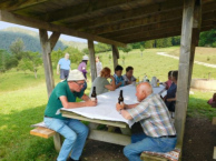 Ferdinand und Walter Wössner im Gespräch vertieft