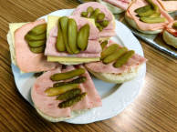 Leckere belegte Brötchen und Getränke zum geselligen Beisammensein nach der Versammlung