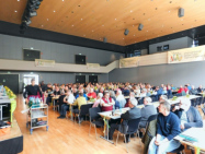 Der etwas kleine Saal war gut gefüllt