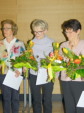 Eine Urkunde, die Ehrennadel und einen Blumenstrauß gab es für Ursula Roth für 50 Jahre aktives Singen
