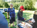 Yan und Peter Kroschwitz grillten die Würste
