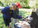 Yan und Peter Kroschwitz grillten die Würste